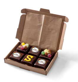 Sinterklaas brownies met pure chocolade, chocoladeletters, kruidnoten, schuimpjes en eigen foto
