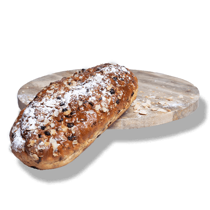 Kerststol van 750 gram met amandelspijs, amandelschaafsel en poedersuiker, ideaal kerstgeschenk.